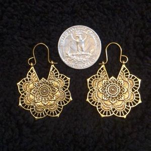 Beautiful brand new Bali type earrings. Gold tone!